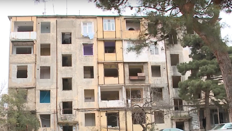 Nəsimi rayonunda qəzalı ev 2 ailəyə görə sökülə bilmir