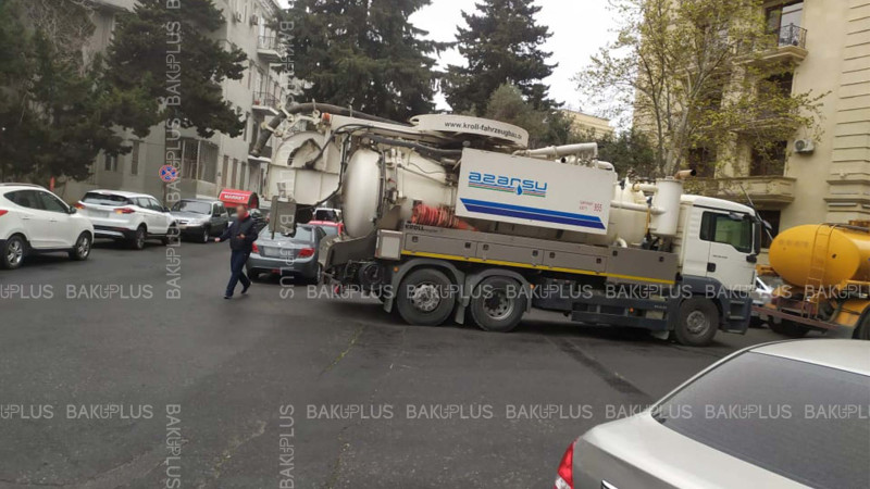 Paytaxtın mərkəzində yol çöküb