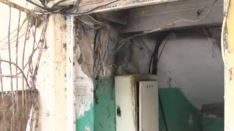Binəqədi rayonunda yataqxananın elektrik naqilləri təhlükə saçır