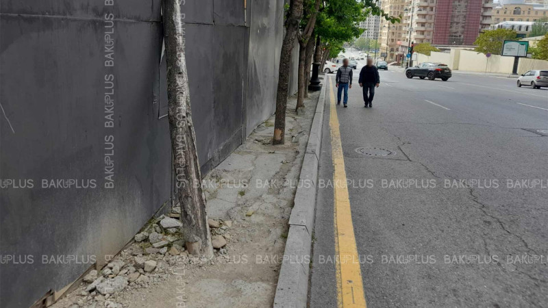 Bakıda daha bir piyada səkisi hasarlanaraq zəbt edilib