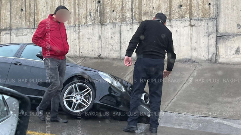 Bakıda sürücü idarəetməni itirərək yolun kənarındakı xəndəyə düşüb
