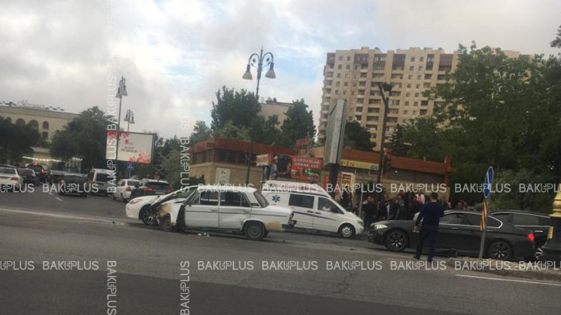 Nargilə kafesinin yaxınlığında iki avtomobil toqquşub