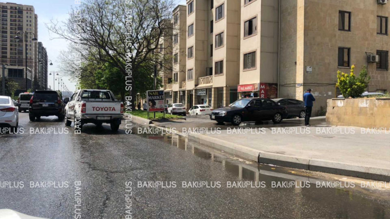 Qələbə dairəsinin yaxınlığında kanalizasiya daşıb