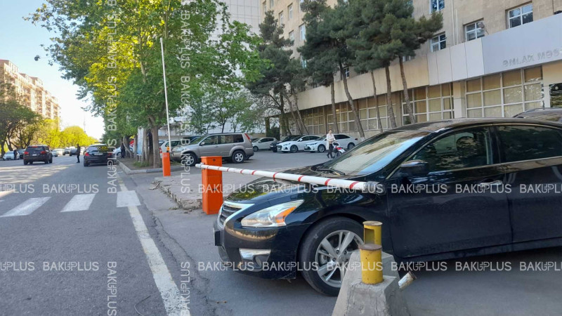 Bakıda avtomobilin üzərinə şlaqbaum düşüb