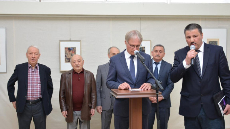 Alman rəssam Otto Hohltun əsərlərini Bakıda nümayiş etdirir