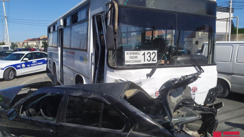 Bakıda sərnişin avtobusu avtomobillə toqquşub: yaralananlar var