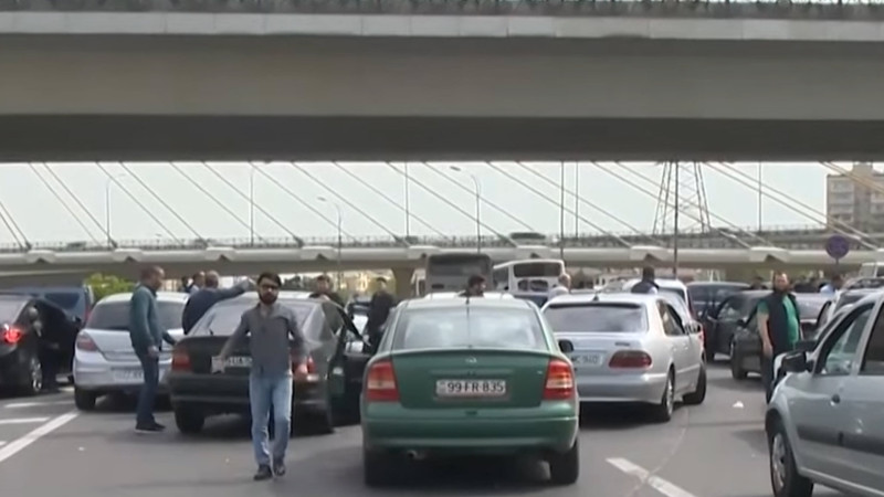 Avtobus dayanacaqlarında manatlıq taksilərin yaratdığı problem: rəsmi qurumlar vəziyyəti şərh edib