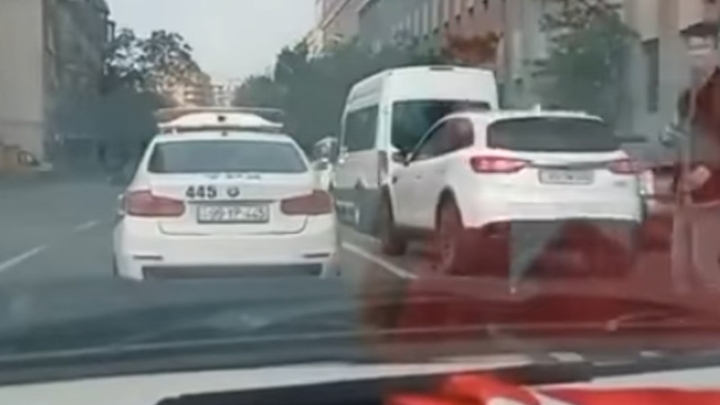 Yol polisi taksidə halı pisləşən hamilə qadına köməklik göstərdi