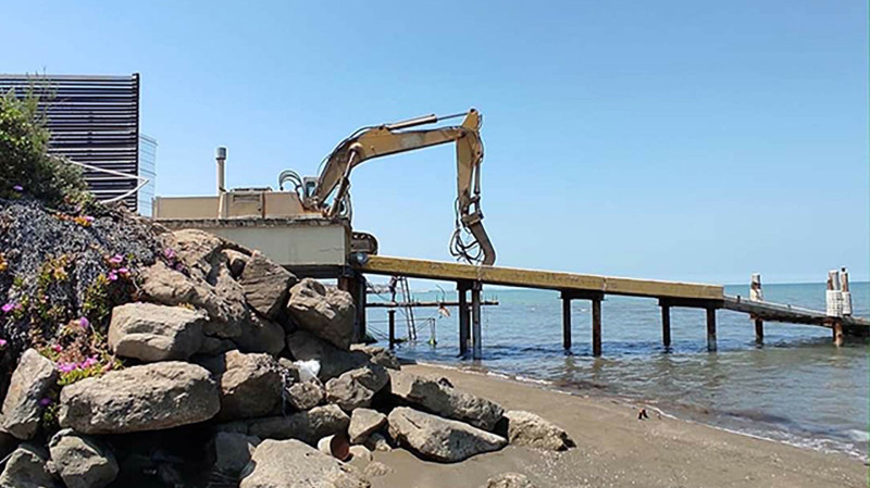 Buzovnada dənizə çıxışı kəsən hasarlar sökülür