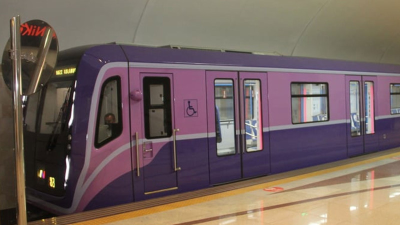 Bakı metrosunda sərnişinlər qatardan düşürülüb