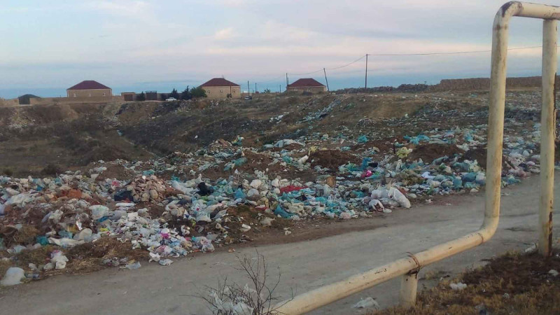 Türkan qəsəbəsində yığılan zibil antisanitar vəziyyət yaradıb