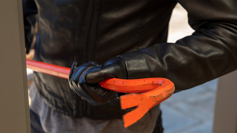 Bakıda 30 min manatlıq avtomobil hissələri oğurlanıb