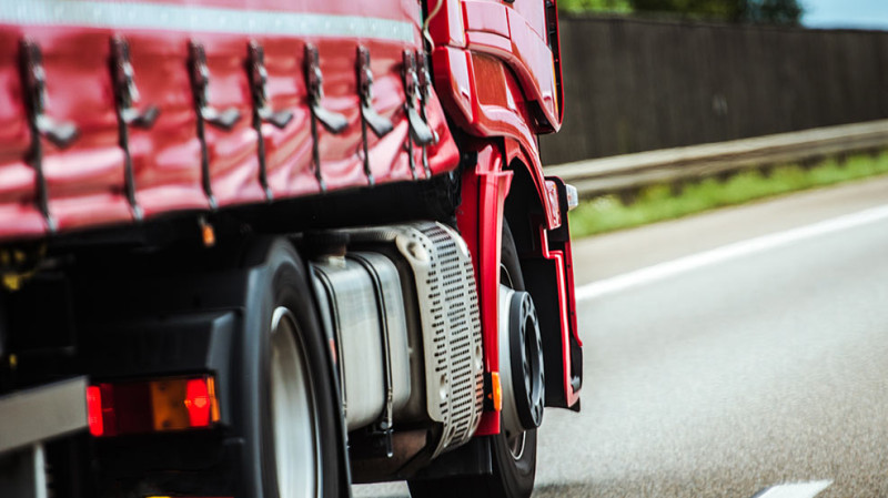 Nərimanovda yük avtomobili hərəkətdə olan avtomobillərin üzərinə zibil atıb