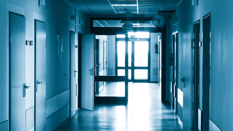 Xəzər rayonunda piyada iki avtomobil arasında qalıb