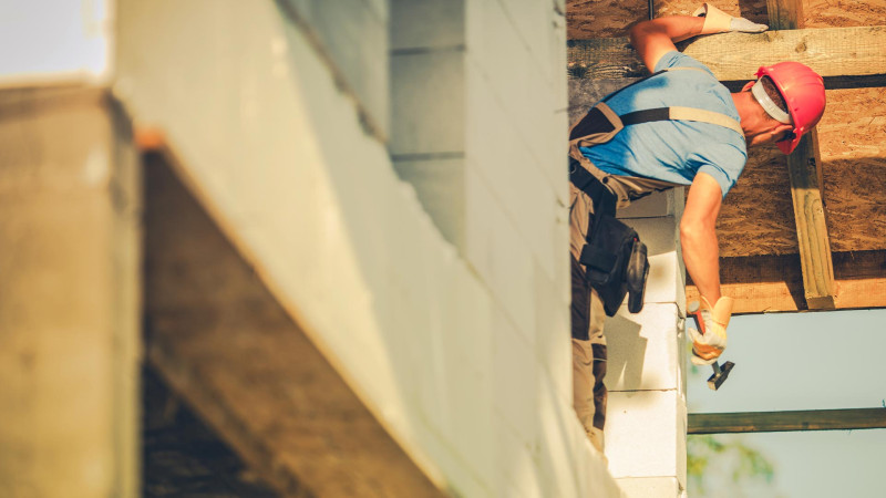 Bakıda 21 yaşlı fəhlə binadan yıxılaraq dünyasını dəyişib