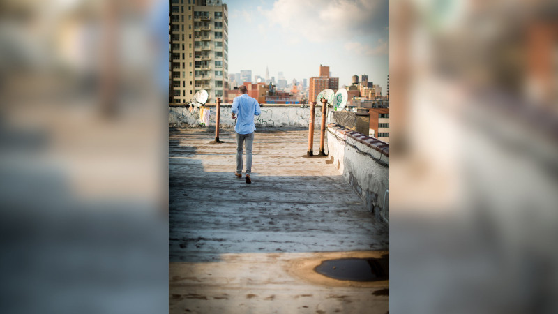 Bakıda bir nəfər özünü binadan atmaq istəyib