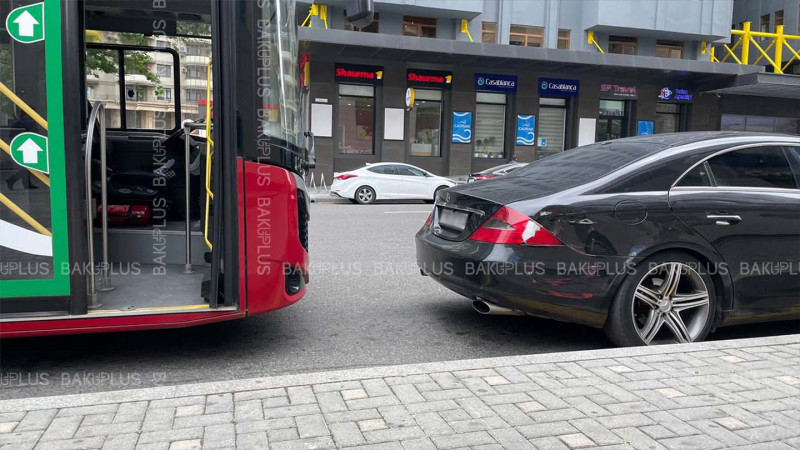 Yasamal: Cəfər Cabbarlı küçəsində sərnişin avtobusu qəzaya düşüb