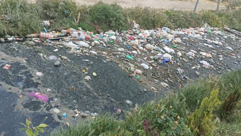 Ramanı Südçülük sovxozunda yerləşən su kanalı zibilliyə çevrilib