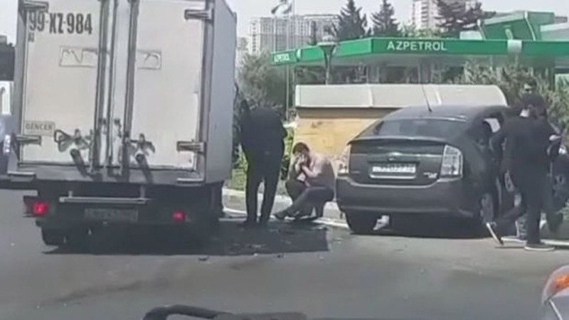Binəqədi rayonunda “Prius” yük avtomobili ilə toqquşub