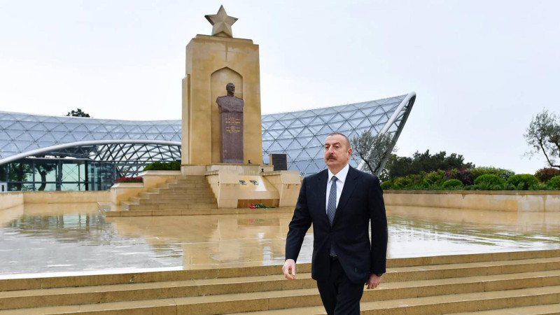 Prezident İlham Əliyev Həzi Aslanovun məzarını ziyarət edib