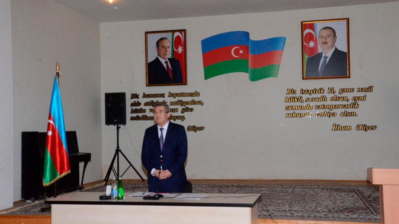 Ələt qəsəbəsində icra hakimiyyətinin işçiləri sakinlərlə görüşüb