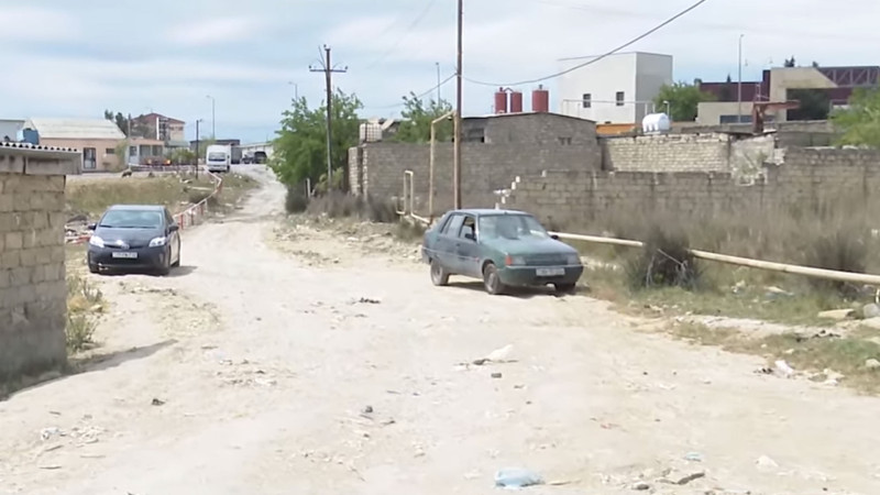 Balaxanı qəsəbəsində yağış zamanı yollar keçilməz olur