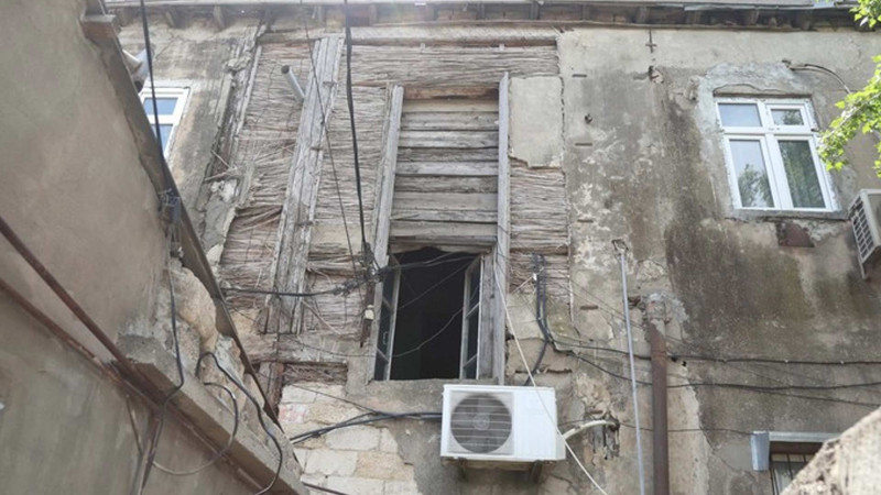 Bakıda qamışdan inşa edilən bina uçmaq təhlükəsi ilə üzləşib