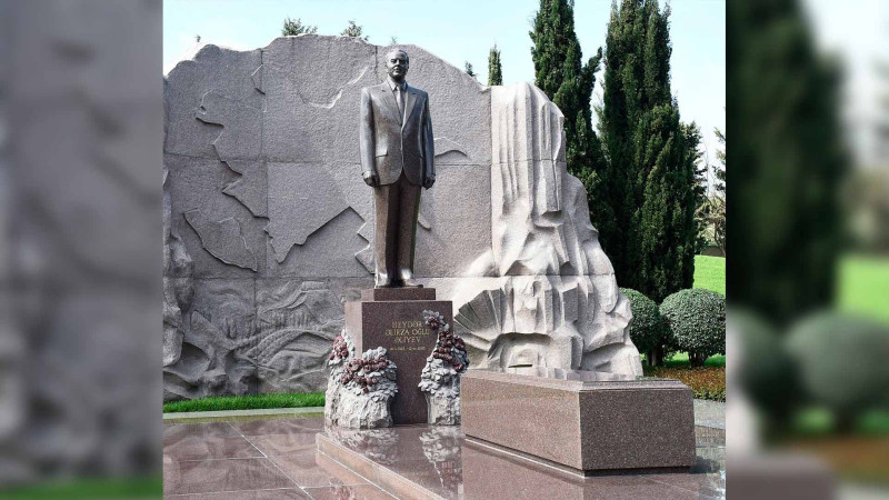 Prezident İlham Əliyev Heydər Əliyevin məzarını ziyarət edib