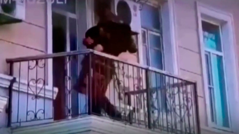 Bakıda polis yanan evə girərək vətəndaşı ölümdən xilas edib