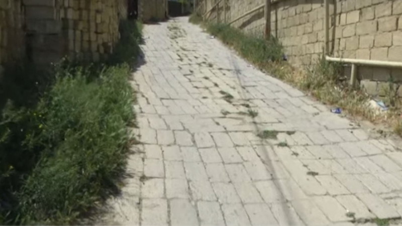 Sulutəpədə sakinlər asfaltsız yolu “kubik”lərlə döşəyiblər