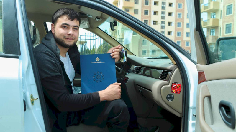 Sabunçu rayonunda şəhid ailələri və müharibə əlillərinə avtomobillər və mənzil verilib