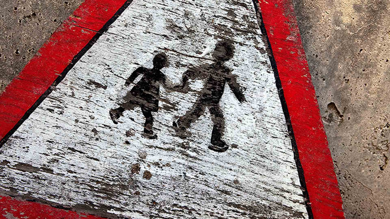 Bakıda avtomobil uşaqları ilə yolu keçən iki qadını vurub