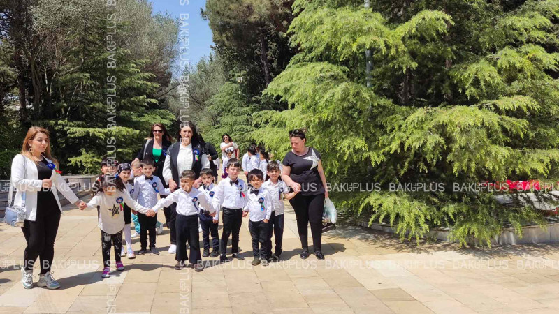 Məktəblilər Ümummilli lider Heydər Əliyevin məzarını ziyarət ediblər