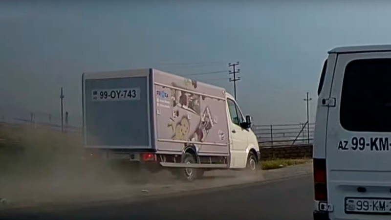 Bakıda şirkətə məxsus yük avtomobilinin sürücüsü tıxaca görə yol qaydalarını pozub