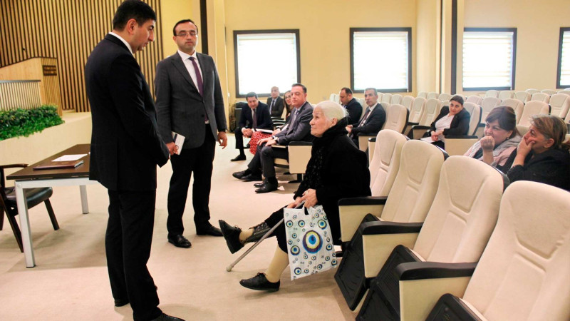 Yasamal rayon icra başçısı sakinləri qəbul edib
