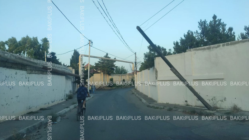 Buzovna çimərliyinin yaxınlığında elektrik dirəyi aşa bilər