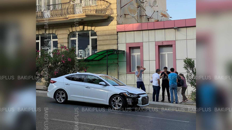Yasamal rayonunda “Prius” qəzaya düşüb