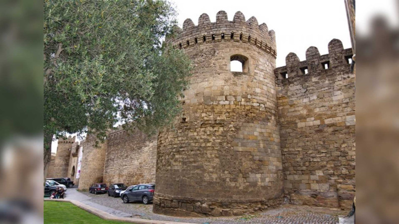 Bakıda qala divarına “Z” hərfini çəkən yaşlı kişi saxlanılıb