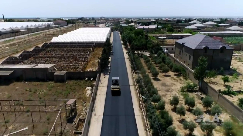 Zirə qəsəbəsində yollarda təmir işləri aparılır