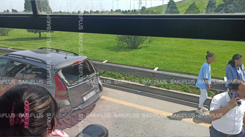 Aeroport şosesində hərəkətdə olan iki avtomobil toqquşub