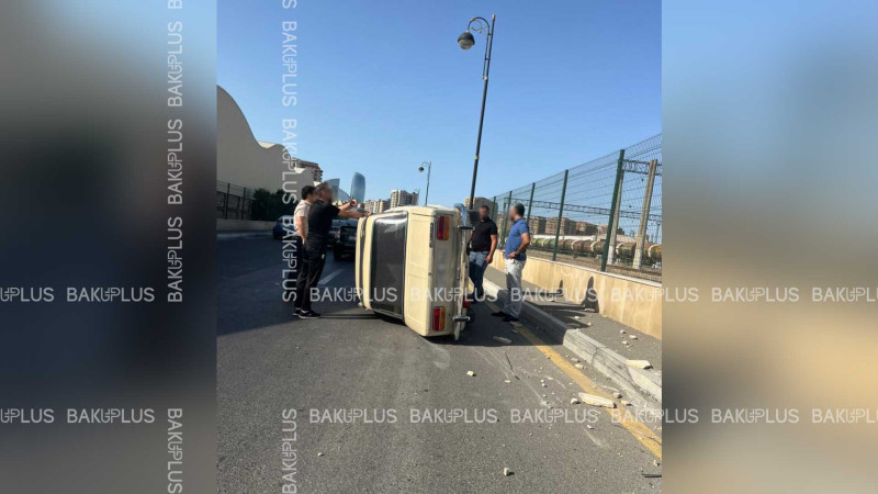 Bakıda avtomobil aşaraq divara çırpılıb