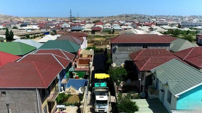 Biləcəri qəsəbəsində avtomobil yollarının təmiri davam edir