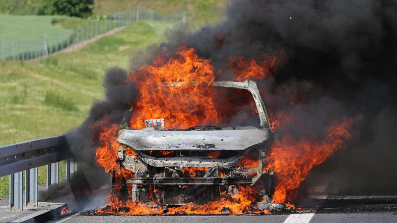 Bakıda avtomobil qəfil alışıb və yanmağa başlayıb