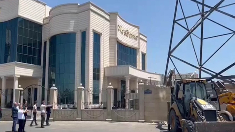 “Madonna” şadlıq sarayı elektrik xəttinin dirəyini qanunsuz olaraq hasara alıb