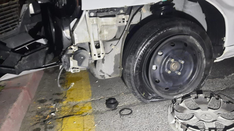 Yasamal rayonunda avtomobil yol kənarındakı beton maneəyə çırpılıb: yaralılar var