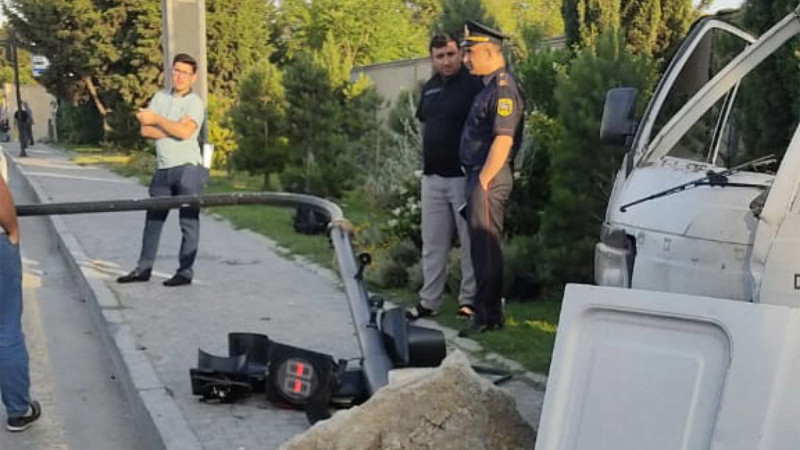 Bakıda sürücü idarəetməni itirərək avtomobilə və işıqfora çırpılıb
