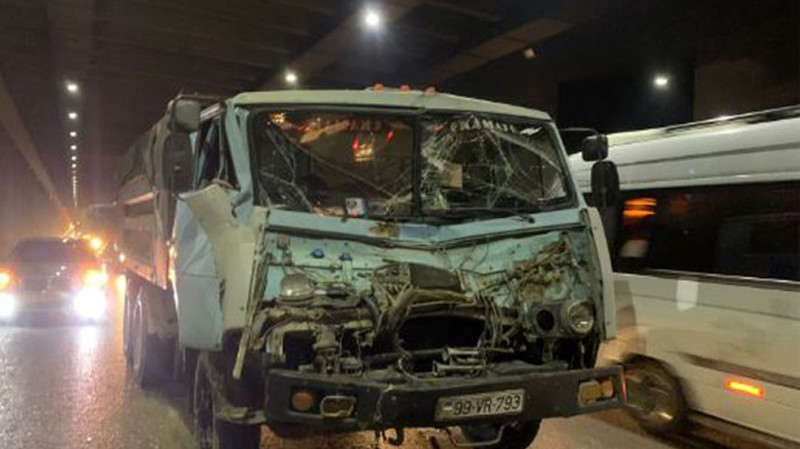 Ziya Bünyadov prospektindəki tuneldə iki “KamAZ” toqquşub