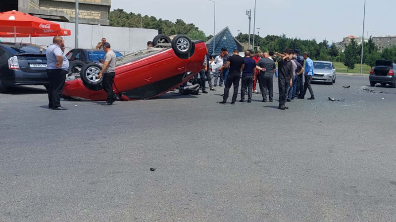 Beynəlxalq Avtovağzalın yaxınlığında “Prius” aşıb