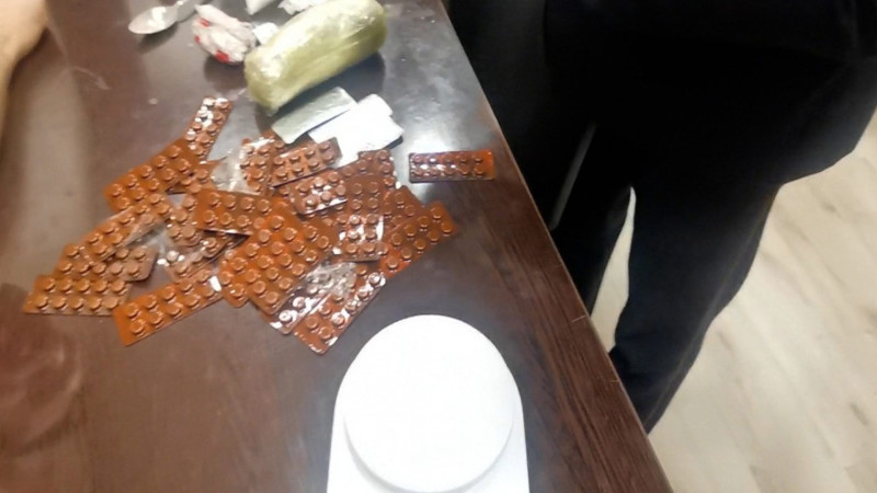 Xaricdə yaşayan narkotacirin “toruna” düşmüş daha bir narkokuryer saxlanılıb