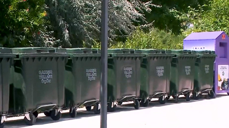 Bakıda dayanacaqda xoşagəlməz qoxu yayılır: ərazidə zibil qutuları quraşdırılıb